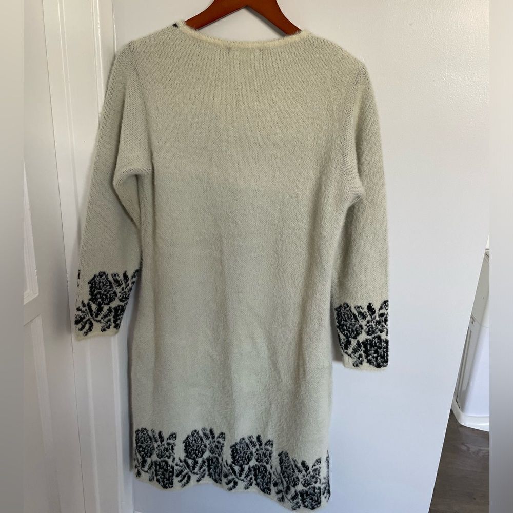 Unique woman’s black and white sweater size small - Picture 3 of 6